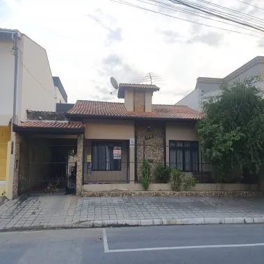 Casa mobiliada à venda no centro de Balneário Camboriú Casa mobiliada à venda no centro de Balneário Camboriú