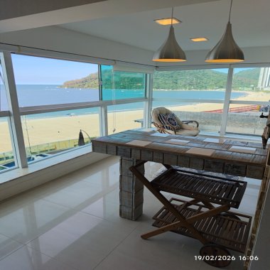 Apartamento frente mar com 4 quartos na Barra Sul Apartamento frente mar com 4 quartos na Barra Sul